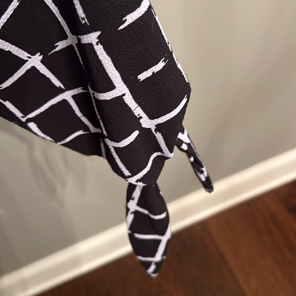 BLACK & WHITE LIGHT COVER PERFECT FOR BLACK DRESSES. TRAVEL ELEMENT - Picture 3 of 7